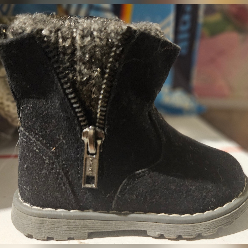 NWOT Toddler 4 boots